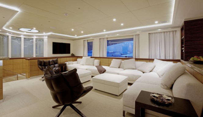Charter yacht Quaranta - Saloon deck lounge