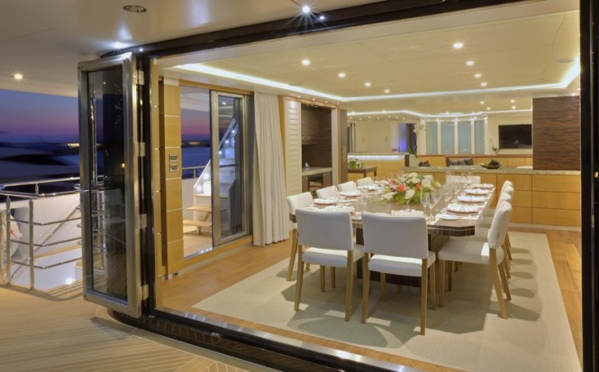 Saloon deck dining - Curvelle quaranta catamaran