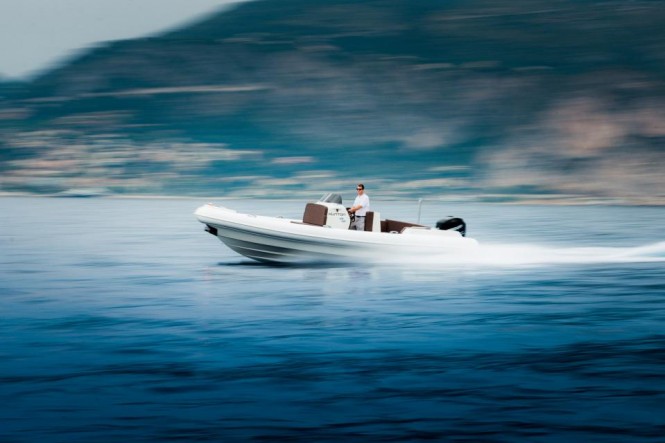 Hunton 830 yacht tender at full speed