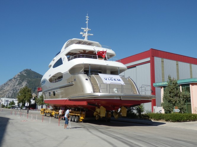 Luxury motor yacht Vicem 35M - aft view