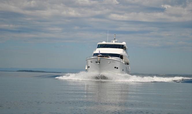Luxury yacht Swell Time at full speed