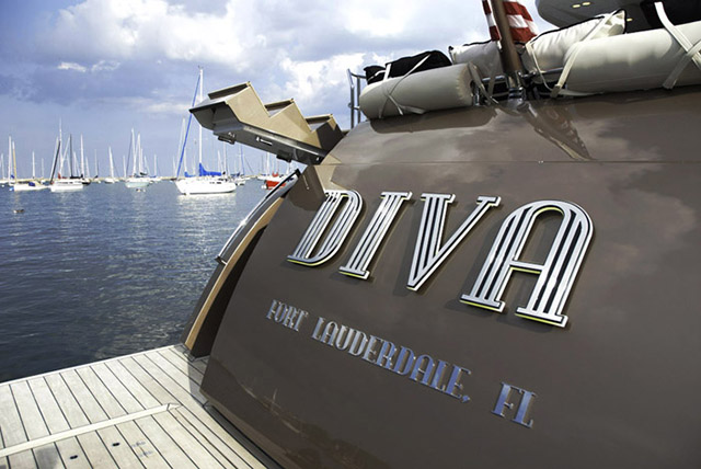 82ft superyacht DIVA docks by the Chicago Yacht Club at Monroe Harbor in Chicago 82ft superyacht DIVA docks by the Chicago Yacht Club at Monroe Harbor in Chicago