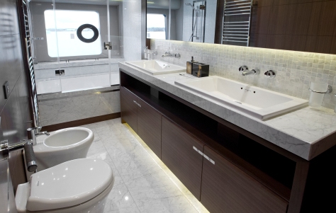 88 Motor Yacht - Owners Bathroom