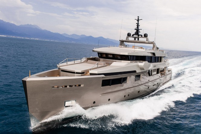 Luxury motor yacht Cacos V at full speed