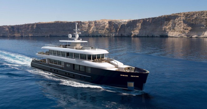 Luxury yacht Filante 42 at full speed