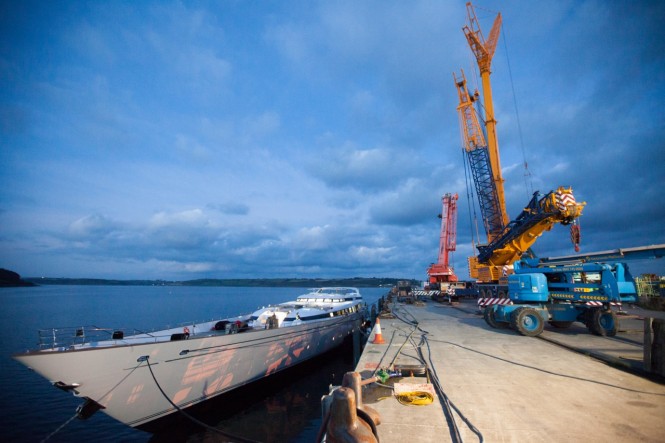 M5 Yacht - Stepping Mast