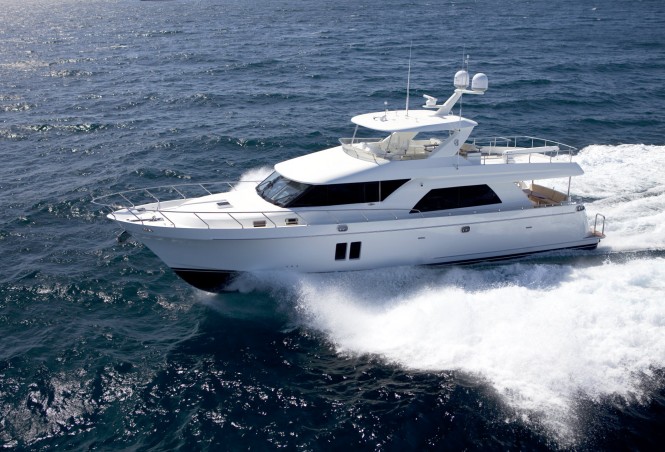 Ocean Alexander 72 Yacht at full speed