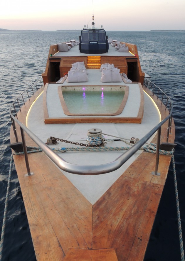 Dragoon 130 superyacht - spa pool