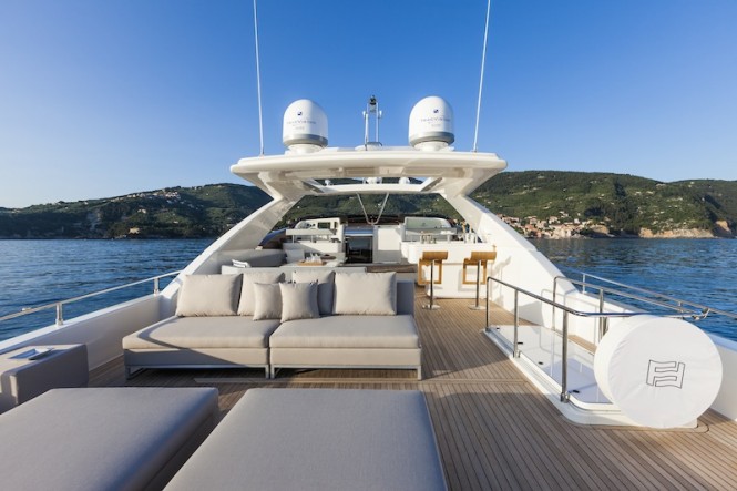 Ferretti yacht F960 - sundeck
