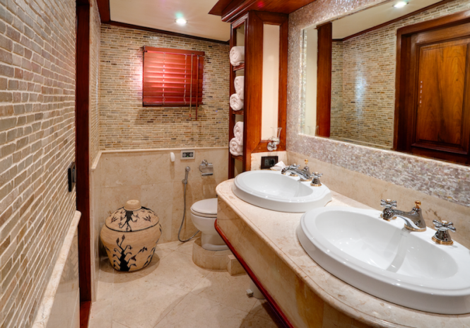 Luxury phinisi Mutiara Laut - VIP bathroom