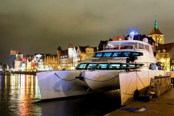 Luxury yacht BOUNTY - front view