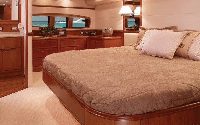 Luxury yacht Betram 70 Convertible - Cabin