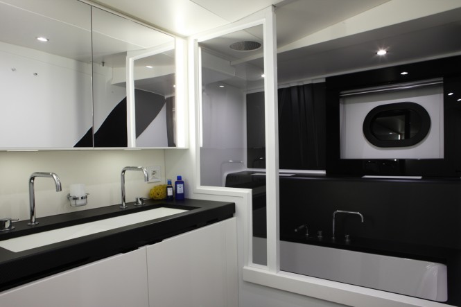 Luxury yacht Nomade IV - Bathroom