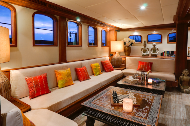 Mutiara Laut yacht - Saloon