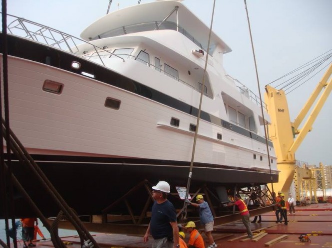 Outer Reef 700 Yacht - side view