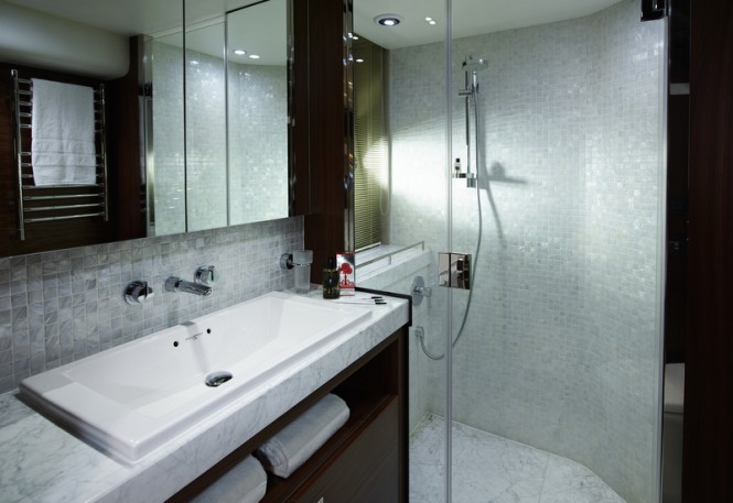 88 Motor Yacht - Starboard Bathroom
