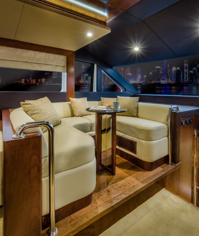 Majesty 70 Yacht - Settee