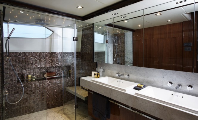 Superyacht Princess 32M - Master Stateroom Bathroom