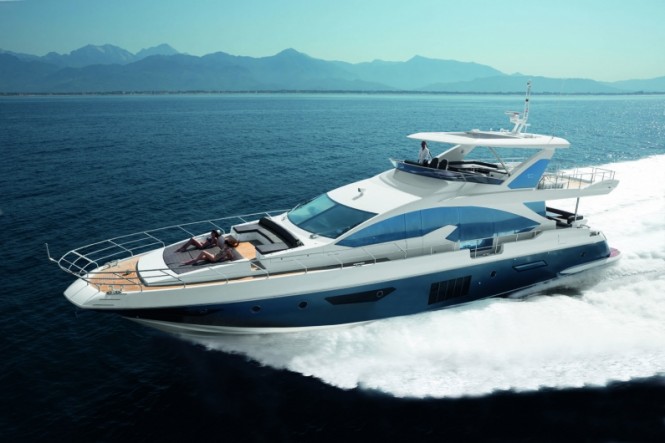 Azimut Flybridge 80 superyacht at full speed