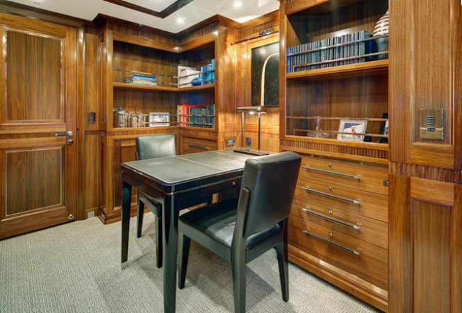 CaryAli Yacht - Office