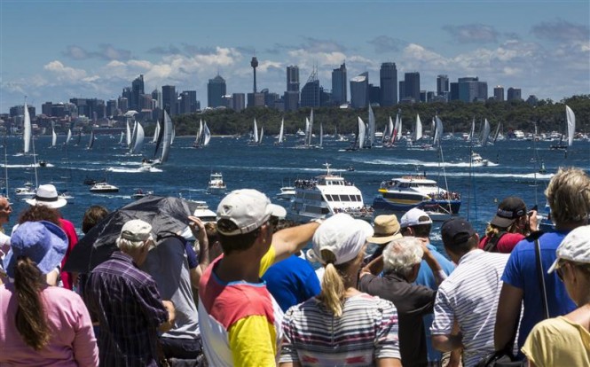 Crowds on South Head enjoy spectacular start to the 69th Rolex Sydney Hobart - Photo Rolex - Carlo Borlenghi