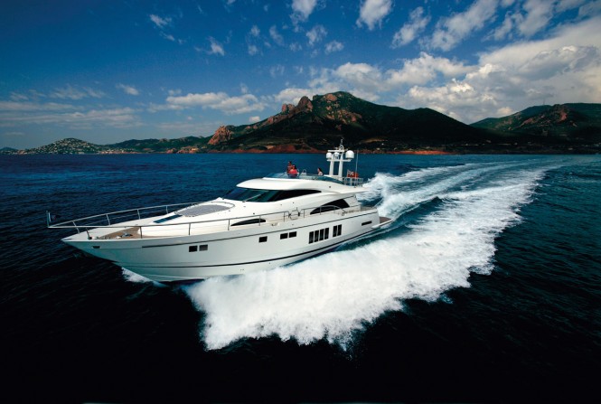 Fairline Squadron 78 Yacht at full speed