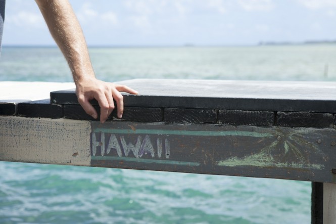 Hands rest on dock - Oahu Island - Photo Hawaii Tourism Authority - Daeja Faris