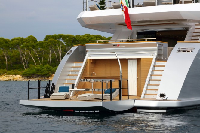 Luxury yacht 40s Hybrid - aft view