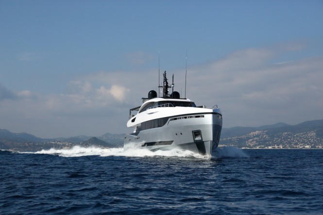 Luxury yacht 40s Hybrid - front view 