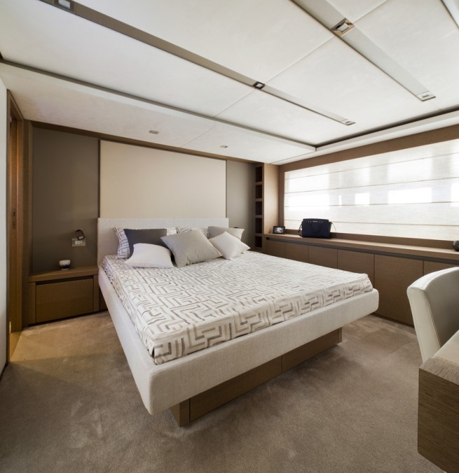 Luxury yacht Prestige 750 - Cabin