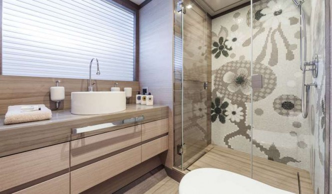 Panthera Yacht - Guest Bathroom
