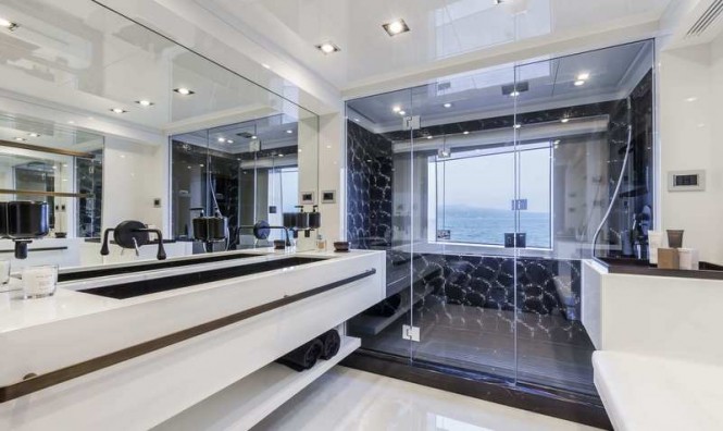 Panthera Yacht - Owners Bathroom