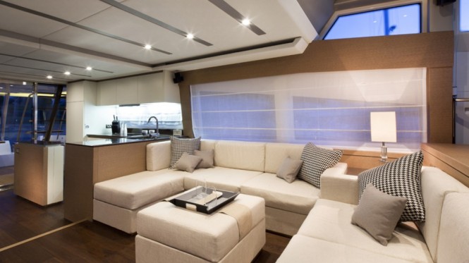 Prestige 750 Yacht - Saloon