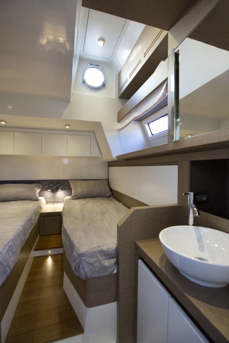 Prestige 750 Yacht - Twin cabin