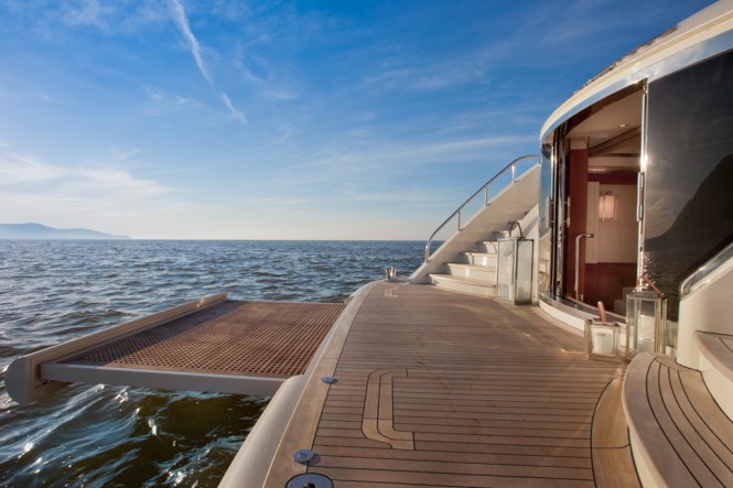 Belle Anna yacht - beach platform