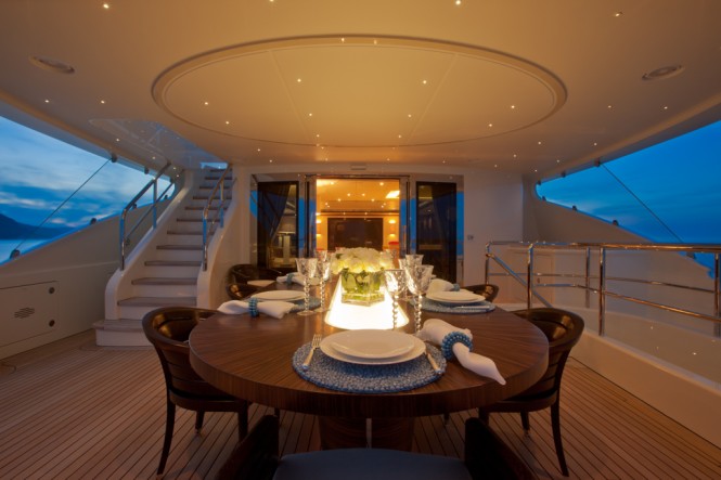 Belle Anna yacht - dining by night