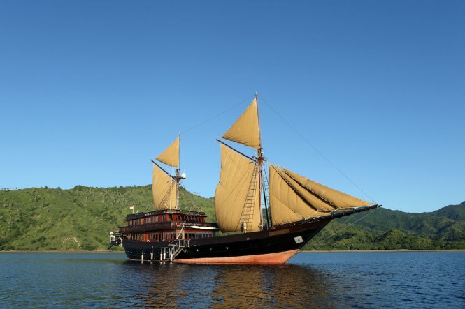 Luxury charter yacht Alila Purnama - A traditional Phinisi boat
