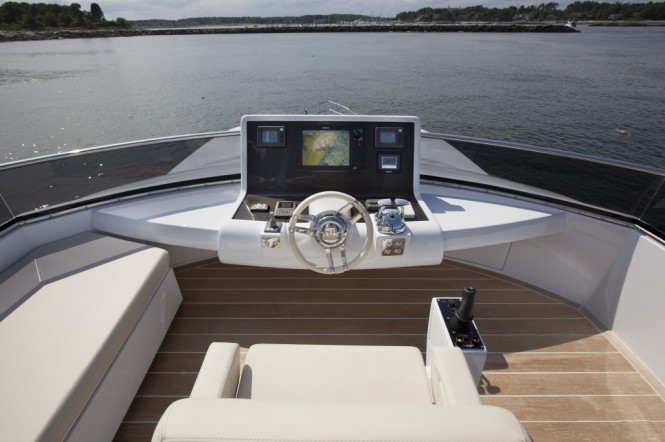 Luxury yacht 1700 XPRESSO - Flybridge Helm