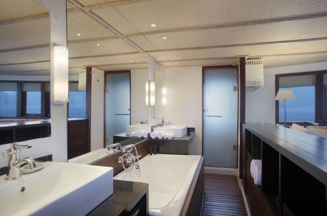 Master bath - Alila Purnama yacht Master bath - Alila Purnama yacht