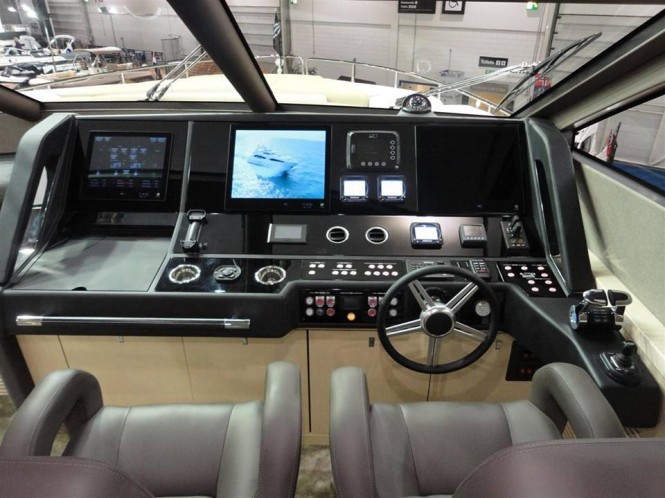Sunseeker 75 Yacht - Wheelhouse