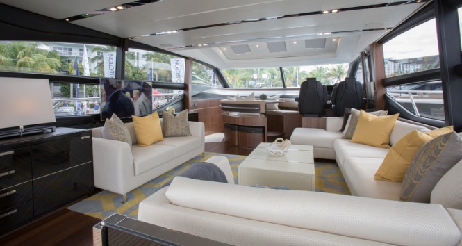 Luxury yacht S72 - Saloon