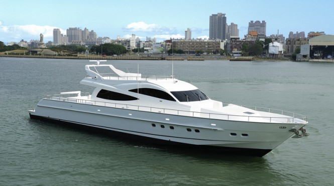 Luxury motor yacht D105 by Dyna Craft