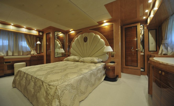 Luxury yacht Amer 92 - Owners Cabin