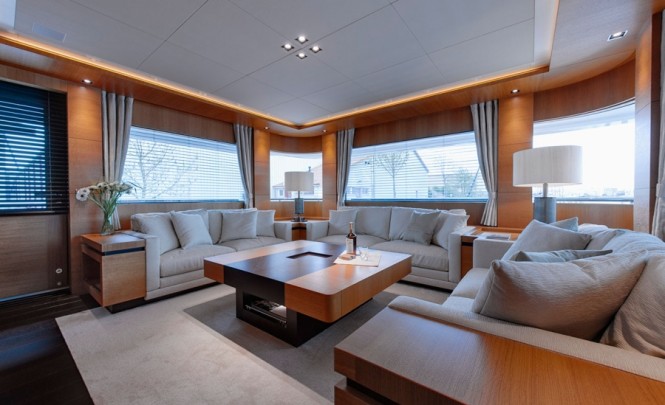 Luxury yacht Belle de Jour - Saloon