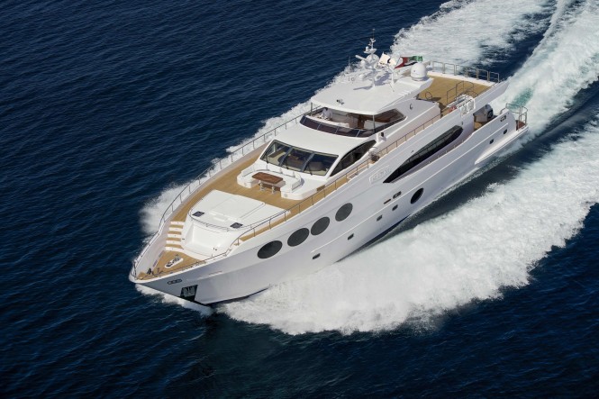Majesty 105 Yacht Le Must at full speed