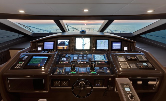 Motor yacht Mangusta 110 - Wheelhouse