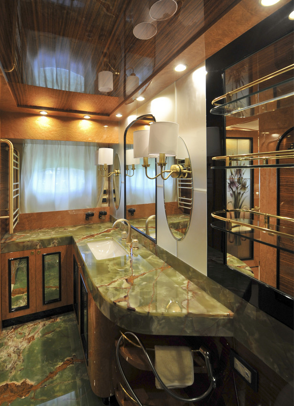 Superyacht Amer 92 - Owners Bathroom