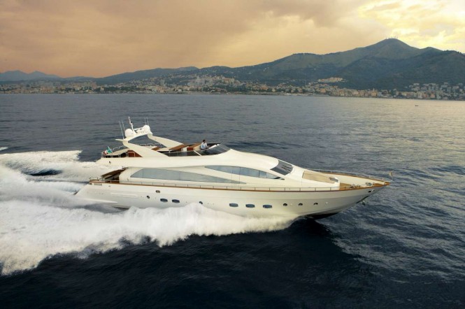 Luxury yacht Amer 92 Deluxe at full speed