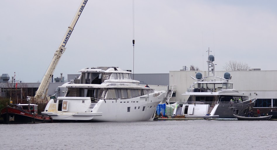 Yacht Feadship 689 and COMO yacht - Photo by Kees Torn
