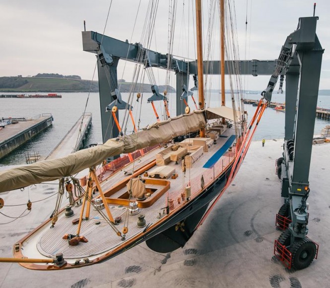Superyacht Mariette being lifted by new Pendennis 640-tonne travel hoist